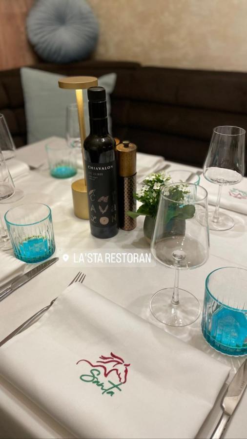 Santa Villa & Restaurant Sremska Mitrovica Exteriör bild